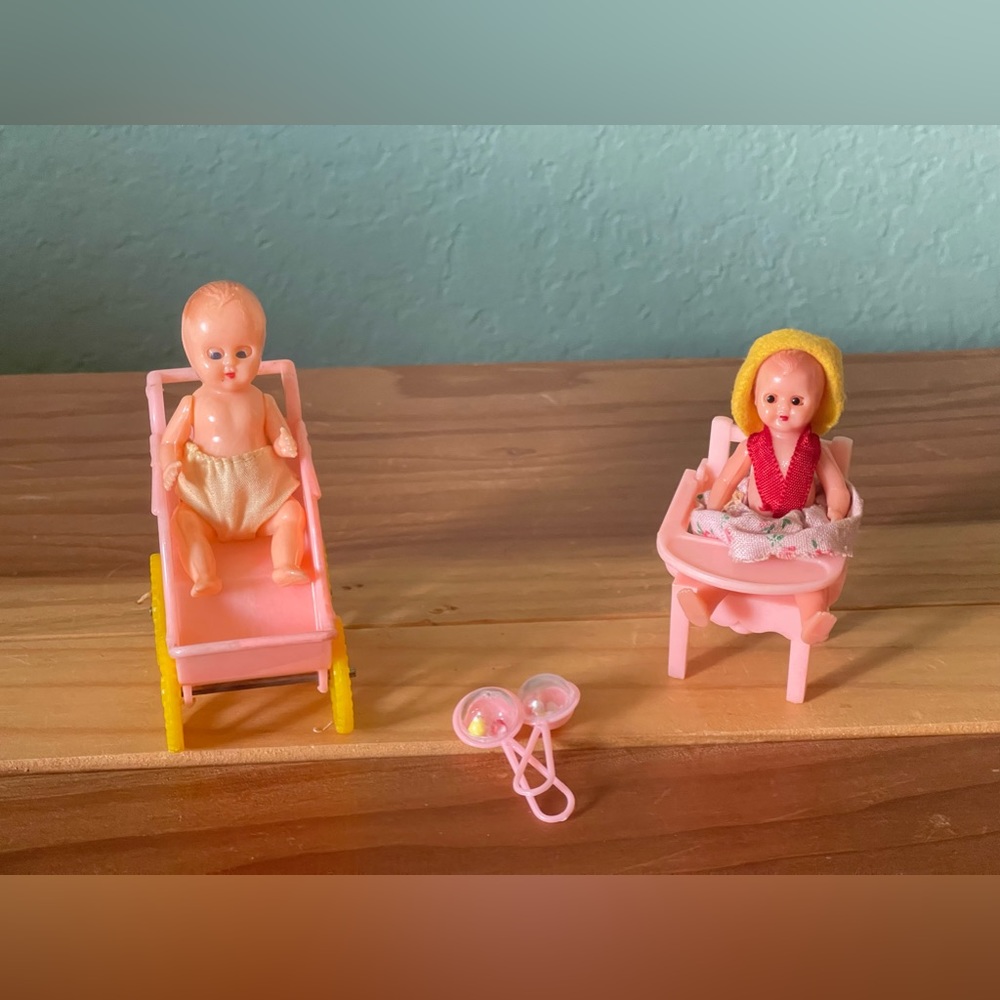 Vintage Plasco Dollhouse Furniture And Miniature Dolls 3”